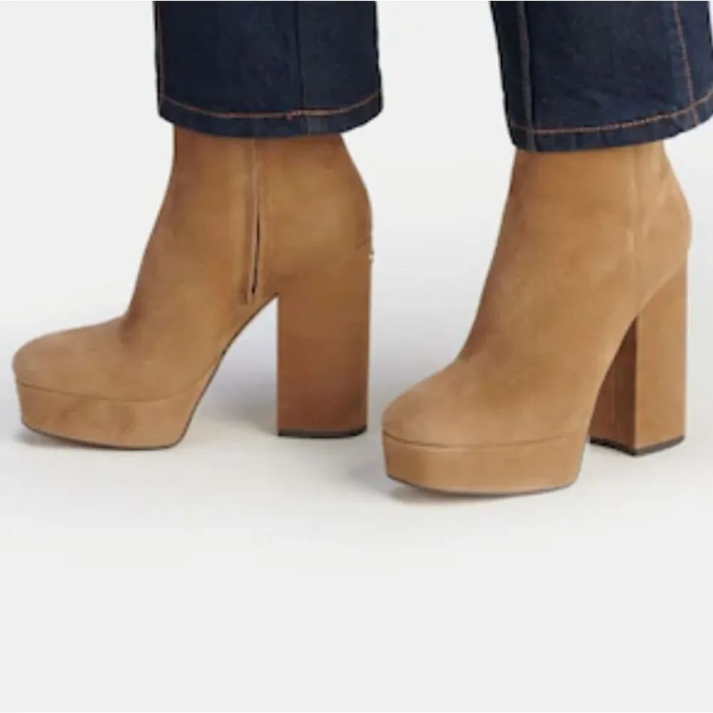FOREVER 21 FAUX SUEDE PLATFORM ANKLE BOOT